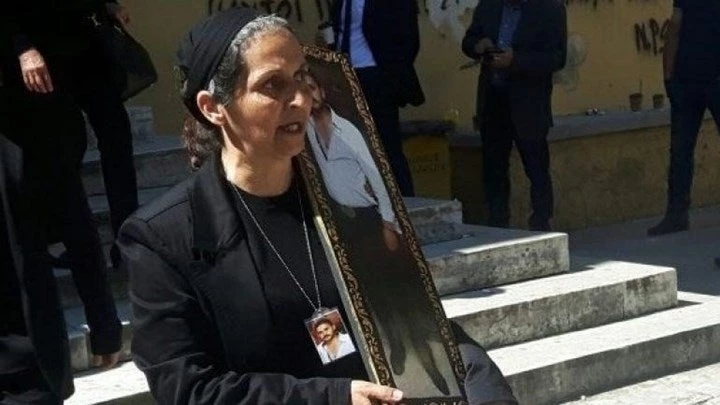 Λύγισαν οι πάντες με την εικόνα της χαροκαμένης μάνας του Μανώλη – Το φονικό, η «εξορία» και οι φόβοι για βεντέτα